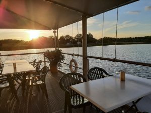 Blick vom Restaurant aus auf das Rheinufer. Das wäre ein toller Anblick auch als Servicekraft