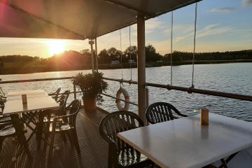 Blick vom Restaurant aus auf das Rheinufer. Das wäre ein toller Anblick auch als Servicekraft